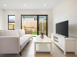 Te Atatu Cozy Brand New House 4