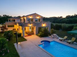 Villa Fantasia for 8 people with jacuzzi and private pool, hotel na may parking sa Hreljići