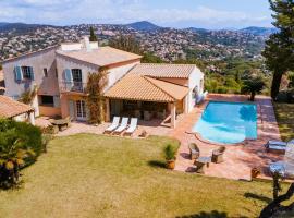 La Villa des Cades avec vue mer et piscine privée sur les hauteurs de Stre-Maxime, hotel in La Nartelle