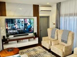 CozyHome 75”TV, 5mints from the Beach & City