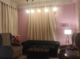 S house home stay 1 bhk 1 bed room house, hytte i Guwahati