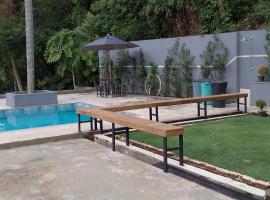 Chácara aconchegante com piscina, casa de temporada em Cotia