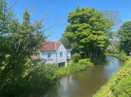Canalside boathouse in the park, hotel en Abergavenny