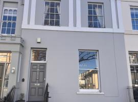 No2 Clarence grade II Regency townhouse short walk to racecourse and town centre、チェルトナムの別荘