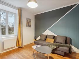 Chic and smart house with parking, hotel di La Ferte sous Jouarre