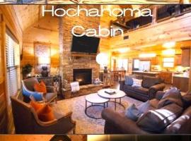 4BR/3Bth family cabin with a hot tub, sleeps 14、ブロークン・ボウのコテージ