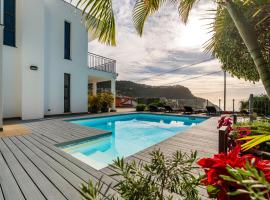 Villa Nunes, Big Holiday house with private pool, hotel en Calheta