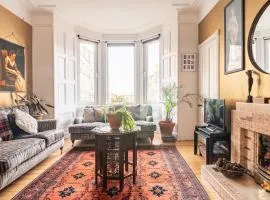 The Holyrood Park Hideaway is a Lush & Arty 2 Double Bed Apartment