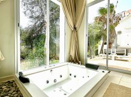 L'Amina - Peaceful 1BR Retreat with Cold Jacuzzi, apartament a Tànger