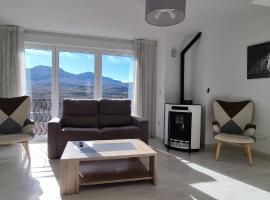 Apartamentos Miradores del Isasa, property with onsen in Herce