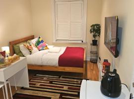 HEATHROW MANSION SHUTTLES, pet-friendly hotel in Uxbridge