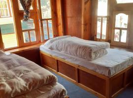 Tribeni Lodge Restaurant And Bar, bed and breakfast en Phakding