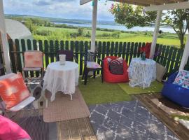 Shannon Estuary Glamping, hotel v destinaci Effernan