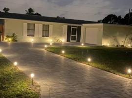 Cozy House in SE Cape Coral. Pet-friendly!, hotel v destinaci Cape Coral