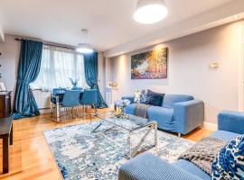 LiveStay 2BR/2BA with Communal Pool, Sauna & Gym, family hotel in London
