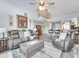 Updated Branson Condo with Lake Taneycomo Views!, hotel in Branson