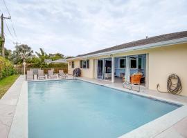 Bright Fort Myers Home with Pool - 9 Mi to Beach!, počitniška hiška v mestu Fort Myers
