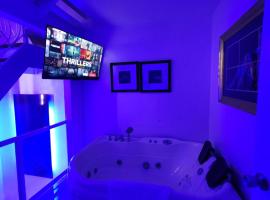 Luxury 2BR with private Jacuzzi 200 Mbps internet, hotel in Angeles