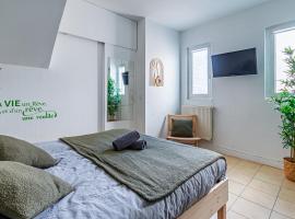 Appart'Hotel NuiteeJour Versailles Saint Cyr l'Ecole, pet-friendly hotel in Saint-Cyr-lʼÉcole