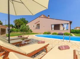 Villa Agri with large Garden and Pool near Pula, hotel v destinaci Loborika