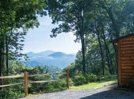 Majestic Mountain Views at 3100 ft. Elevation!, hotel in Waynesville