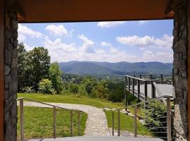Judah Lodge Stunning views with a cozy indoor fireplace and outdoor fire pit, hotel in Weaverville