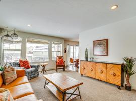 Draper Townhome with Mountain Views Hike and Ski!, hotel din Draper