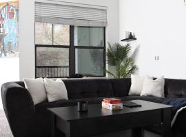 Midtown Contemporary Luxury 1BD-Pool-Gym-Patio-Office, self catering accommodation in Houston
