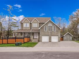 6 Bedroom Executive Cottage near Innisfil Beach Park, hotell i Innisfil