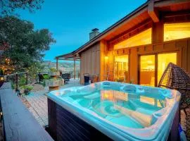 City Getaway, Hot Tub, Fire Pit, Game Room, BBQ, Hiking Trails, Vineyard Views, B-Ball
