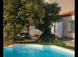 Chambre double avec piscine proche de Perpignan, hotel in Rivesaltes