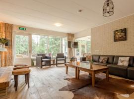 Holiday home in De Bult near Giethoorn Waters โรงแรมในDe Bult