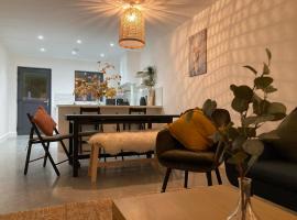 Luxury 3 Bed Townhouse Letterfrack Village Connemara National Park, hotel din Letterfrack