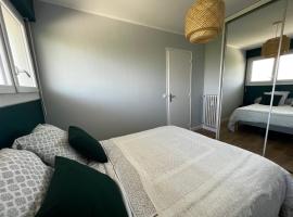 New : T2 refais à neuf avec parking !, hôtel à Lorient