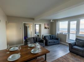 SEA VIEW - First Floor 3 bed apartment looking over Bridlington North Beach，布里德靈頓的高爾夫飯店