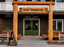 Pine Bungalows, hotel di Jasper