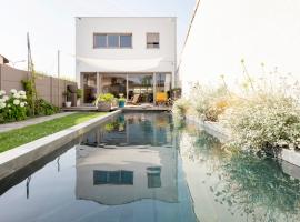 Splendid townhouse with private pool, casa en Le Bouscat