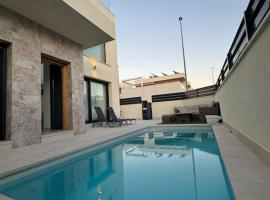 Villa Moderna con Piscina, hotel with parking in Daya Vieja