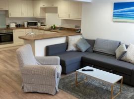 Highcliffe Apartment with Parking, apartment in Christchurch