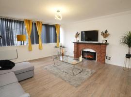 Spacious Apartment - Long stays welcome, appartamento a Luton