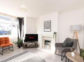Ivy House - 3 Bedroom House - Contractor Stay, hotell Bristolis