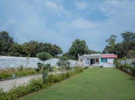 OYO Natraj Greens Dev Farm, hotel in Garhi Harsāru