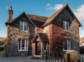 The Old School House, luxury home with hot tub., hotel di Minnigaff