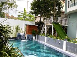 Nha cua ca villa - Venuestay, отель с бассейном в городе Nam Giao
