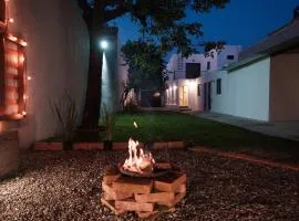 Colomos, 5 BR w/AC king bed, backyard & parking.