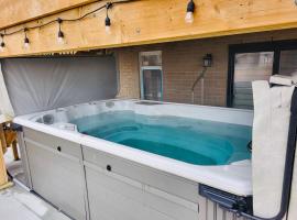 Holiday home with all season Swim spa & Pond view: London şehrinde bir otel