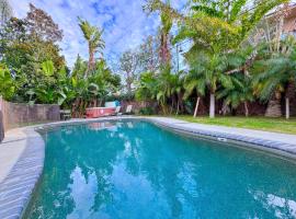 Rainforest Villa 4 Bedroom PoolSpa Walk2Disneyland, villa in Anaheim