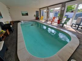 Magnifique villa Boubou 300m2 avec piscine, room in Troarn