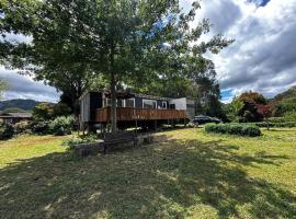 Tiny house at Gilderoy Valley Views، فندق في Yarra Junction