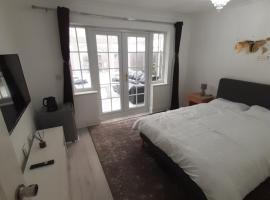 Lovely and Spacious Room with Conservatory, hotell sihtkohas Gravesend